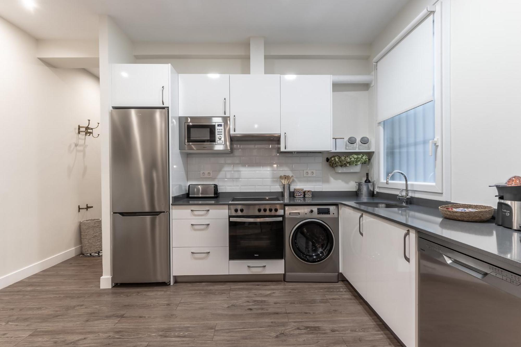 Apartment Home-loving Centre With Parking *